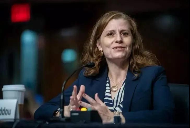 移民美國又添新利好！美國首位女性移民局局長上任，來自移民家庭！